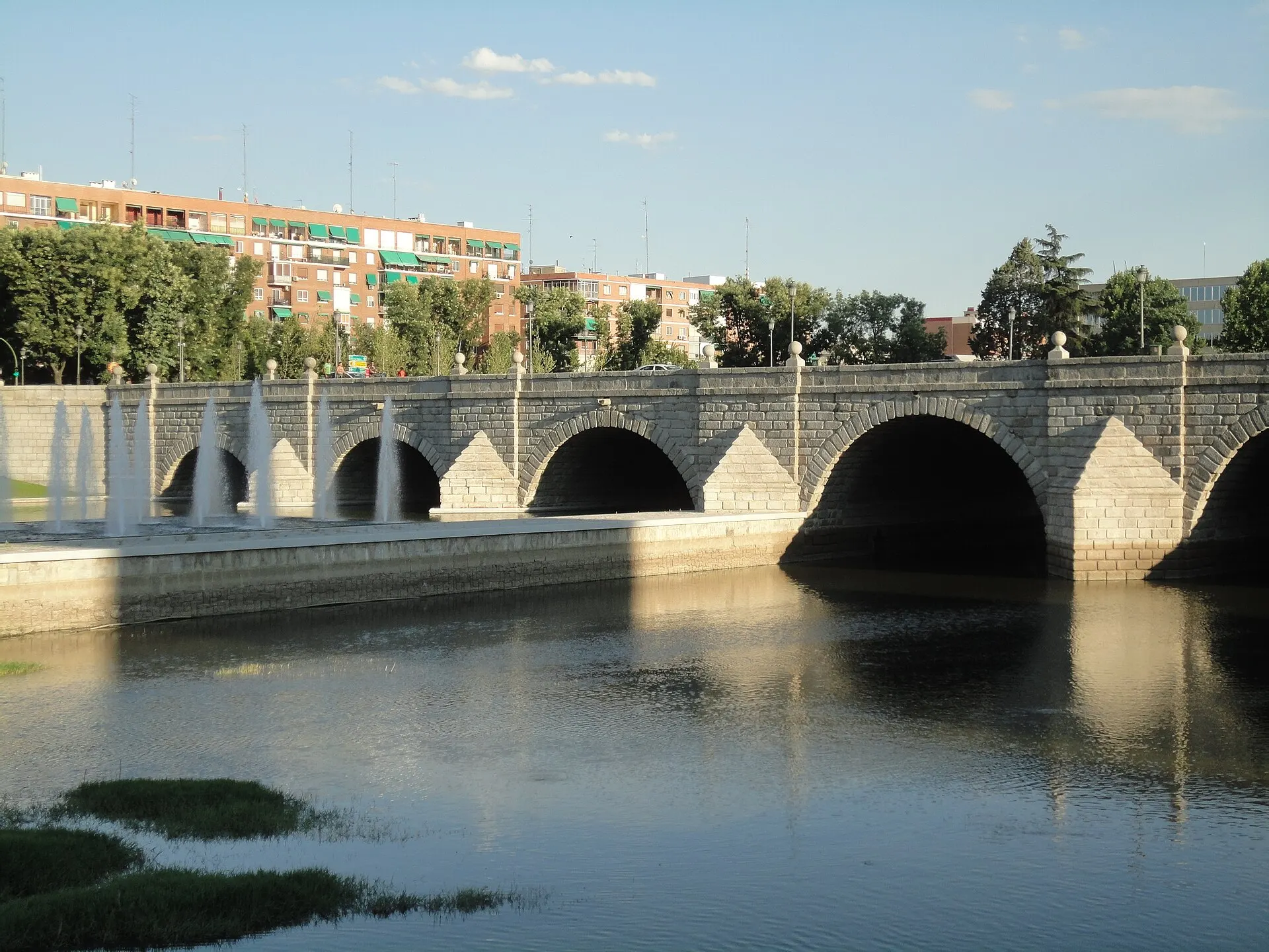 Die Puente de Segovia über dem Manzanares in Madrid an einem Sommernachmittag