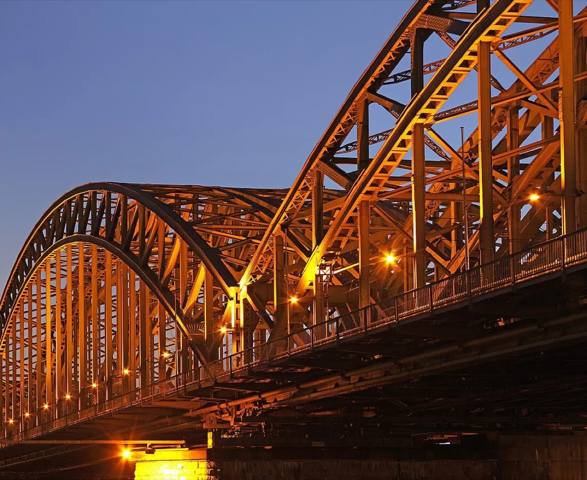 Die beleuchteten Stahlbögen der Hohenzollernbrücke über dem Rhein
