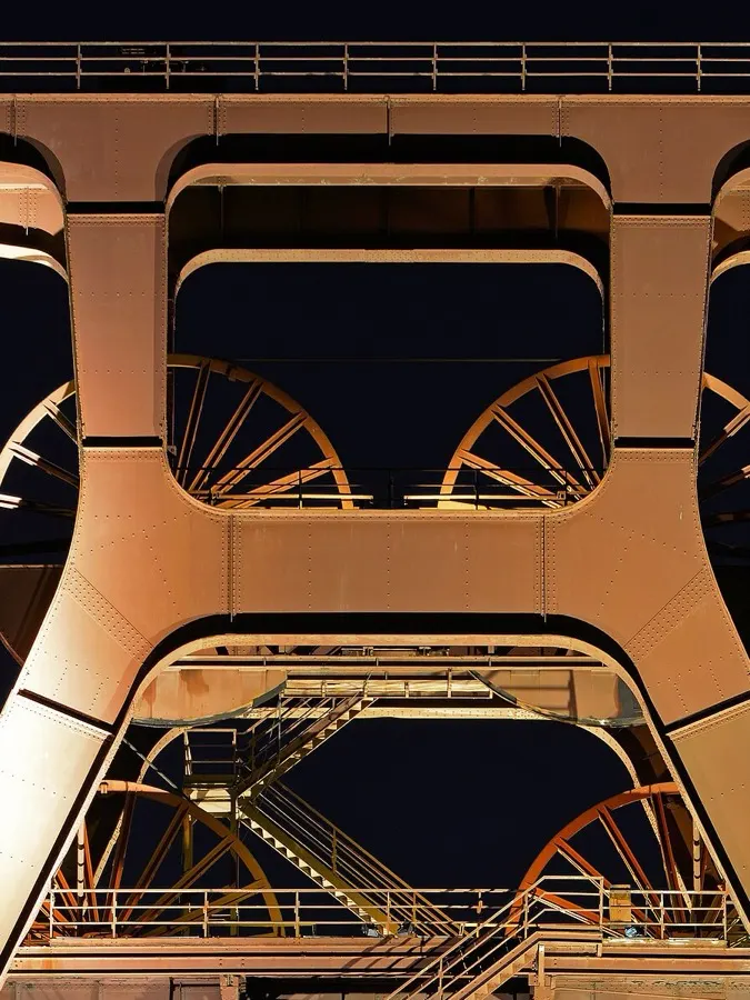 Das Fördergerüst der Zeche Zollverein in Essen bei Nacht