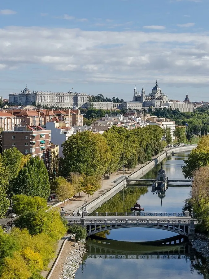 Der Königspalast und die Almudena über dem Manzanares in Madrid
