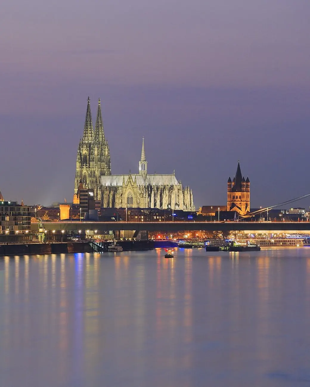 Der Kölner Dom und der Rhein in der Abenddämmerung