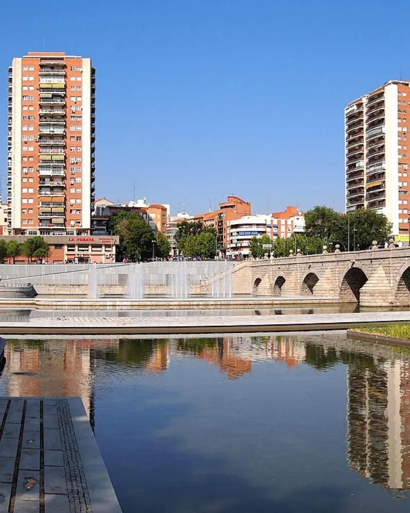 Die Puente de Segovia und Madrider Wohnhäuser, gespiegelt im Manzanares